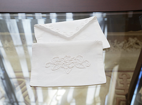 Imperial Embroidered Moeny Envelopes. ( 12 pieces)